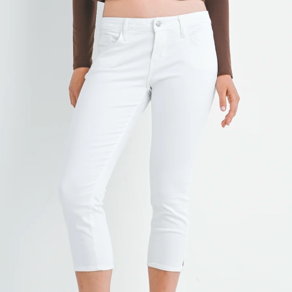 The vintage low rise Capri Just Black Denim